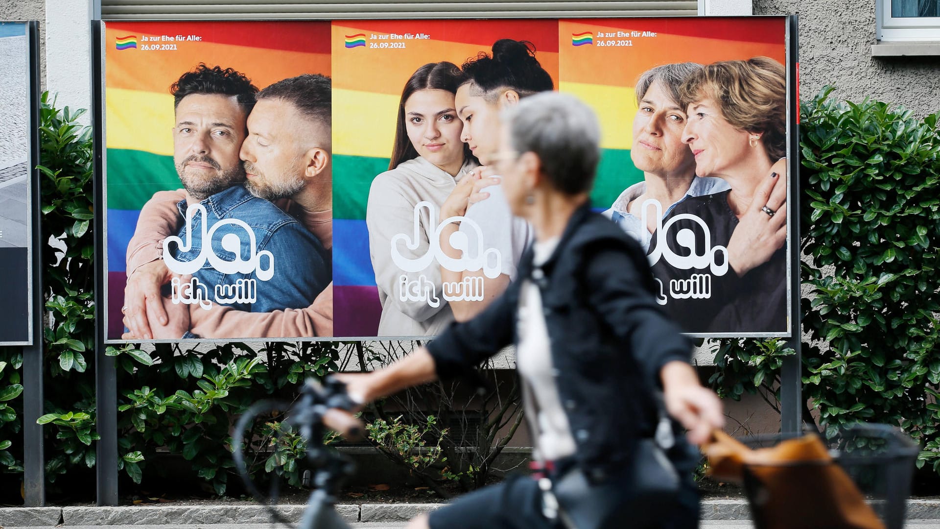 Eine Frau fährt in Zürich an einem Wahlplakat zur Volksabstimmung vorbei: Gegner der Ehe für alle hatten das Referendum erzwungen. Eine Frau fährt in Zürich an einem Wahlplakat zur Volksabstimmung vorbei: Gegner der Ehe für alle hatten das Referendum erzwungen.