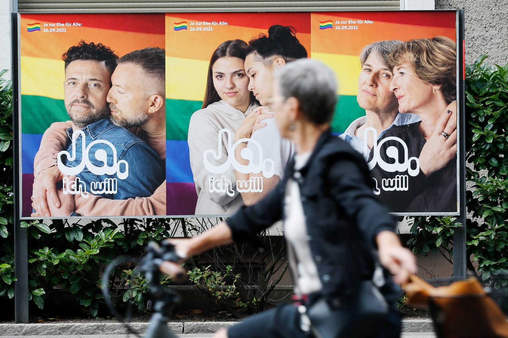 Eine Frau fährt in Zürich an einem Wahlplakat zur Volksabstimmung vorbei: Gegner der Ehe für alle hatten das Referendum erzwungen.