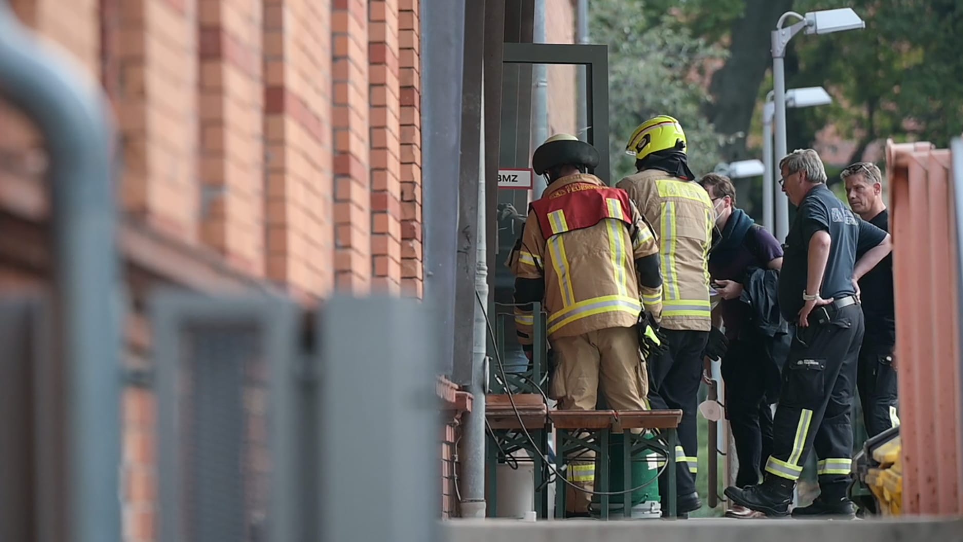 Feuerwehrleute öffnen um Viertel nach acht eine Seitentür zu dem Gebäude der Mensa Nord, in dem sich die Wahllokale 102 und 106 befinden: Die Schlüsselkarte zum Gebäude funktionierte nicht.