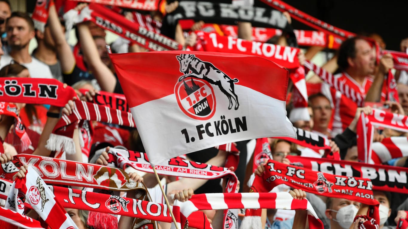 Fans des 1. FC Köln im RheinEnergieStadion Köln (Archivbild): Am Freitag können mehr Zuschauende als bisher geplant das Spiel live verfolgen.