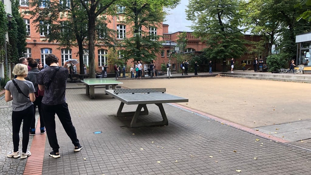 Lange Schlangen auf dem Hof einer Berliner Grundschule: Die Stimmung ist gut.