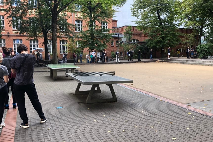 Lange Schlangen auf dem Hof einer Berliner Grundschule: Die Stimmung ist gut.