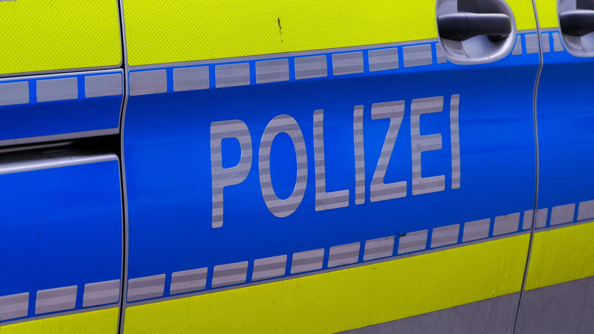 Ein Polizeiauto (Symbolbild): In Essen haben Räuber eine Tankstelle überfallen. Ein Polizeiauto (Symbolbild): In Essen haben Räuber eine Tankstelle überfallen.