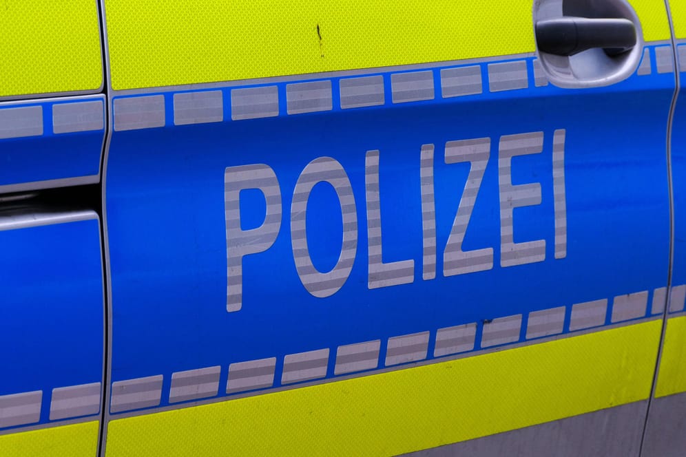 Ein Polizeiauto (Symbolbild): In Essen haben Räuber eine Tankstelle überfallen.