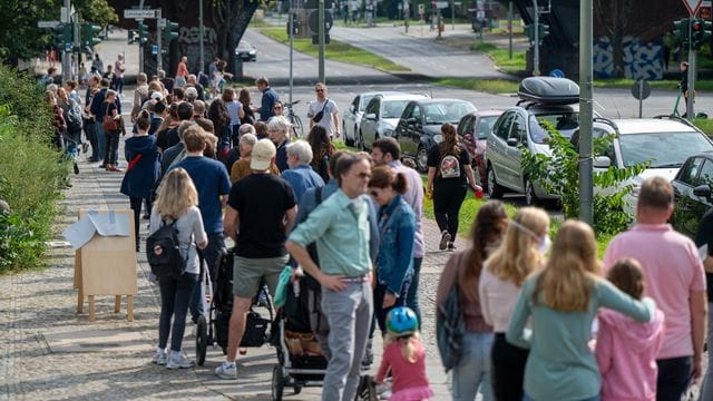 Warteschlange in Berlin zur Bundestagswahl Warteschlange in Berlin zur Bundestagswahl
