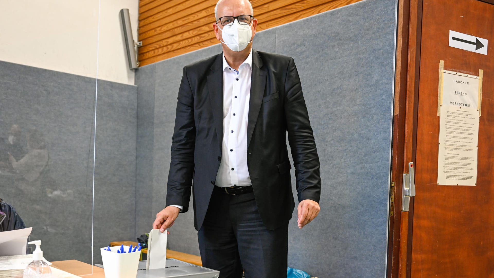 Andreas Bovenschulte (SPD), Bremens Regierungschef, während seiner Stimmabgabe zur Bundestagswahl: Schon bei der ersten Prognose zeigte er sich zufrieden. Andreas Bovenschulte (SPD), Bremens Regierungschef, während seiner Stimmabgabe zur Bundestagswahl: Schon bei der ersten Prognose zeigte er sich zufrieden.