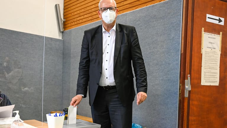 Andreas Bovenschulte (SPD), Bremens Regierungschef, während seiner Stimmabgabe zur Bundestagswahl: Schon bei der ersten Prognose zeigte er sich zufrieden.