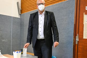 Andreas Bovenschulte (SPD), Bremens Regierungschef, während seiner Stimmabgabe zur Bundestagswahl: Schon bei der ersten Prognose zeigte er sich zufrieden.
