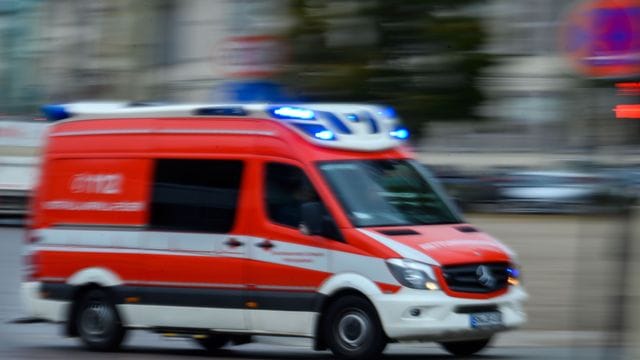 Ein Rettungsfahrzeug ist mit Blaulicht im Einsatz (Symbolbild): In Frankfurt ist ein Mann mit einer U-Bahn zusammen gekracht.