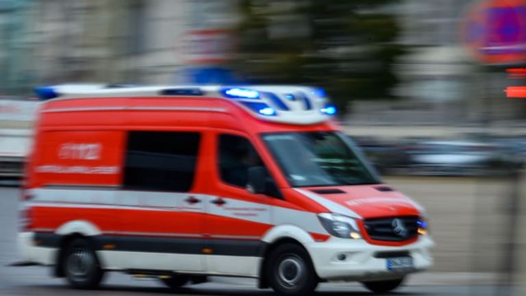 Ein Rettungsfahrzeug ist mit Blaulicht im Einsatz (Symbolbild): In Frankfurt ist ein Mann mit einer U-Bahn zusammen gekracht.