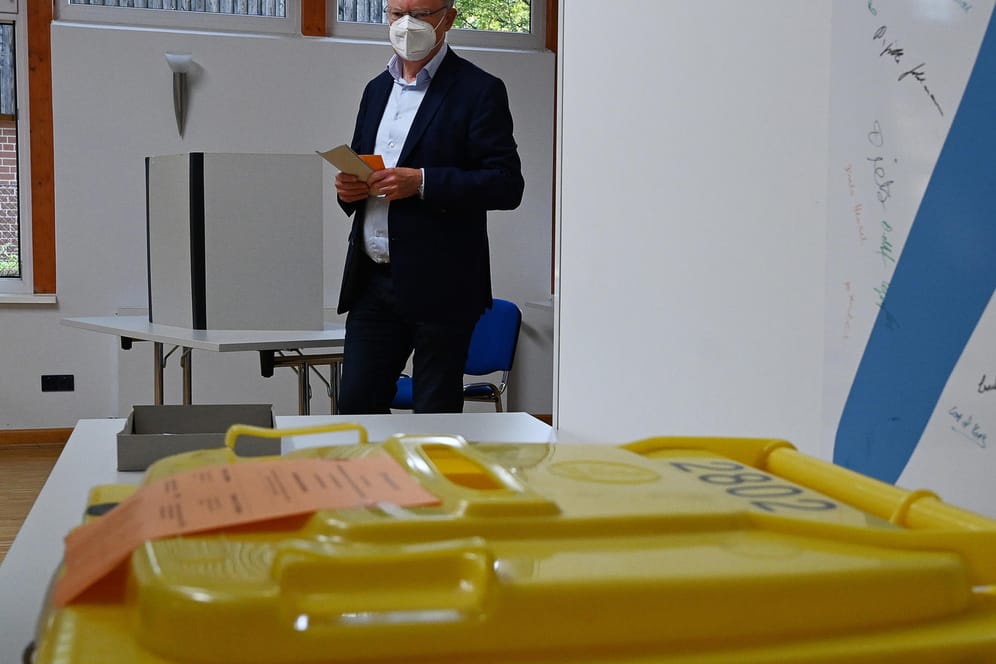 Stephan Weil (SPD), Ministerpräsident von Niedersachsen, gab seine Stimme zur Bundestagswahl in Niedersachsen ab.