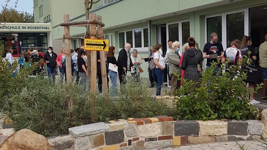 Lange Schlange vor einem Wahllokal in Berlin-Pankow: In anderen Wahllokalen fehlten Stimmzettel.