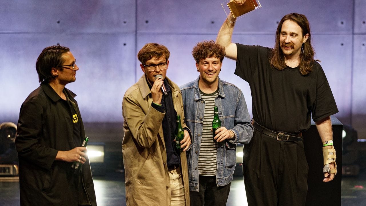 Die Band Yard Act nach dem Gewinn des Anchor-Awards beim Reeperbahn-Festival auf der Bühne des St. Die Band Yard Act nach dem Gewinn des Anchor-Awards beim Reeperbahn-Festival auf der Bühne des St.