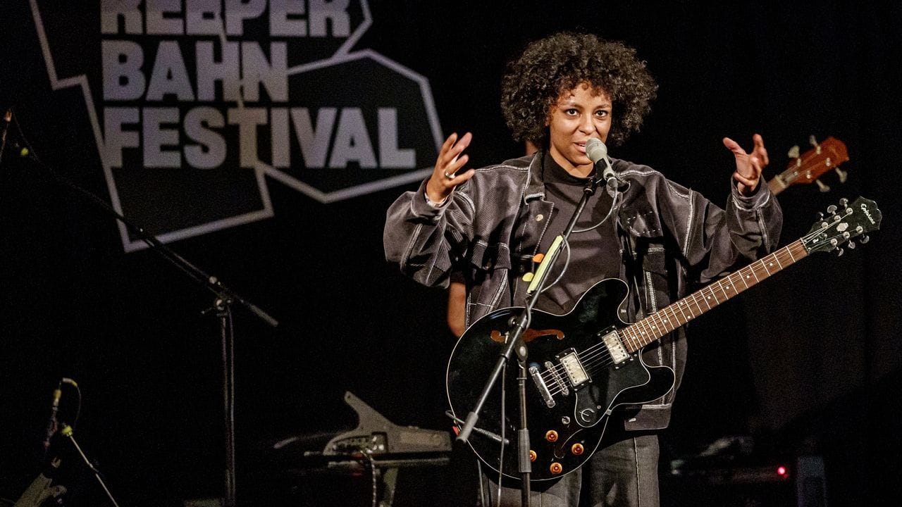 Die Musikerin Nana Adjoa beim Reeperbahn-Festival auf der Bühne des Nochtspeicher. Die Musikerin Nana Adjoa beim Reeperbahn-Festival auf der Bühne des Nochtspeicher.