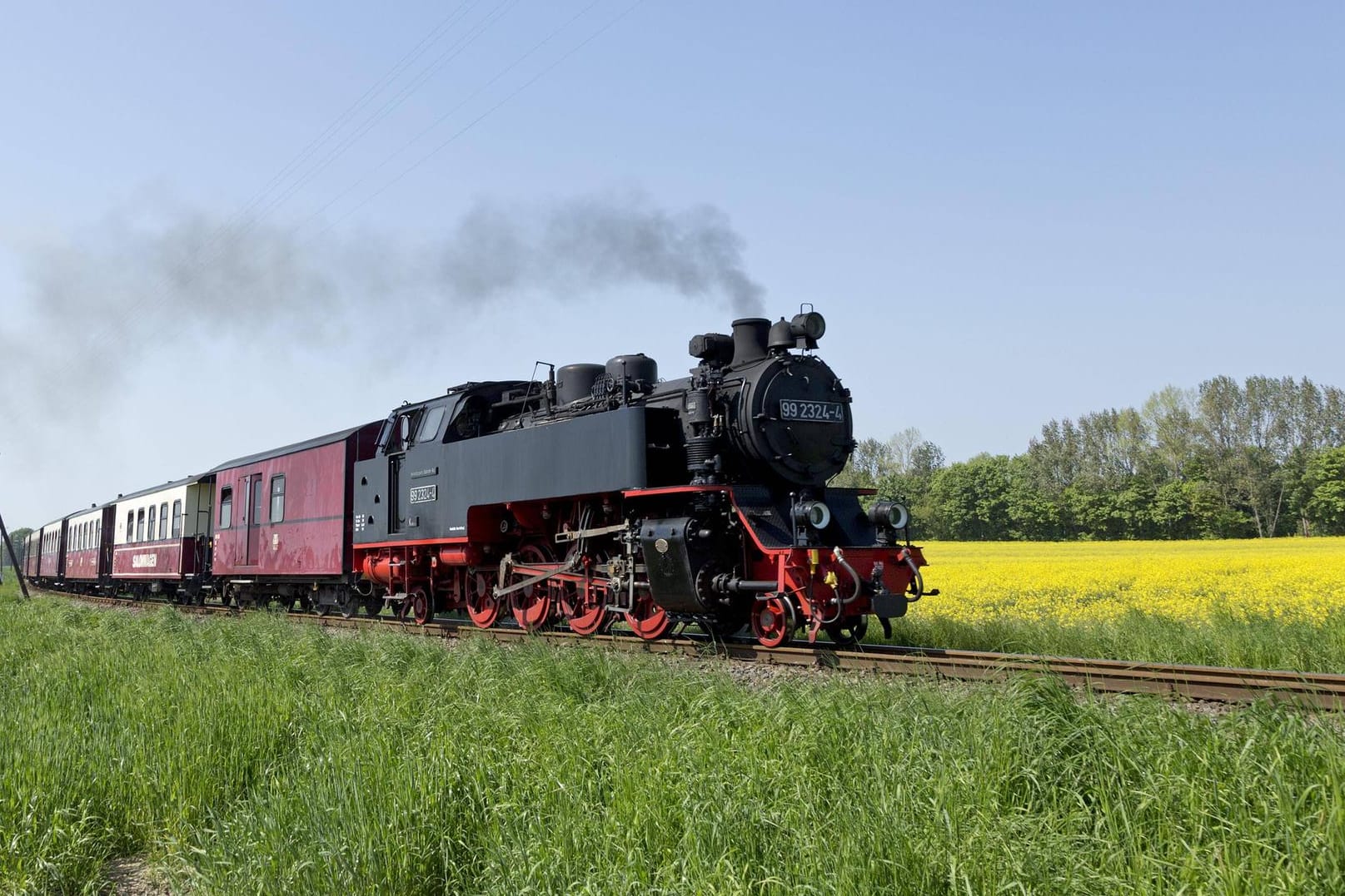 Ein Dampfzug in Mecklenburg-Vorpommern: Im Landkreis Rostock erfasste ein Bahn ein Wohnmobil. (Archivfoto)