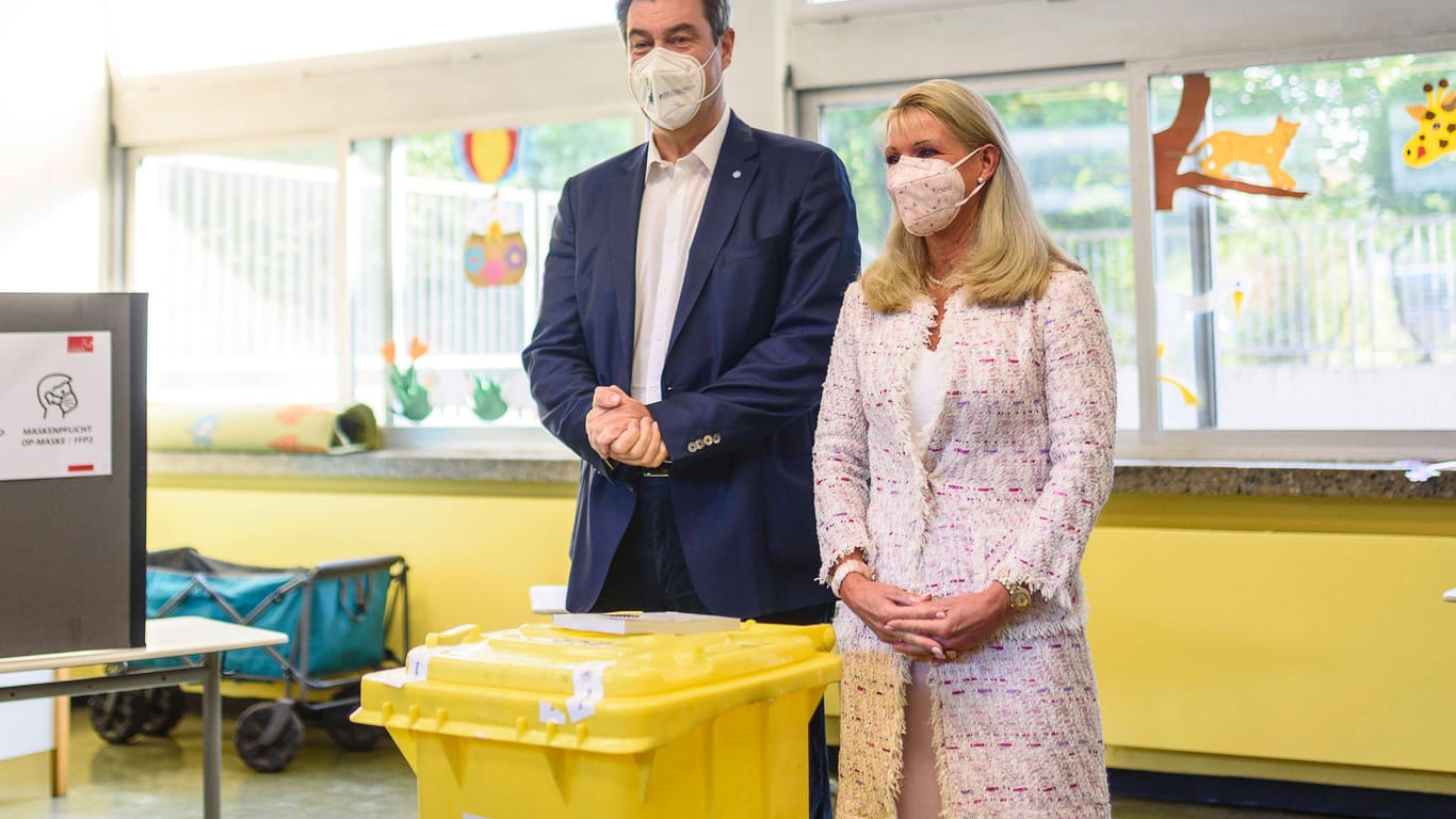 Markus Söder mit Ehefrau Karin Baumüller-Söder bei der Stimmabgabe zur Bundestagswahl 2021 in der Theodor-Billroth-Schule.