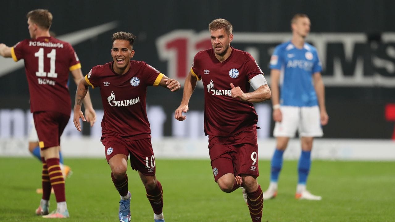 Rodrigo Martinez Zalazar (l) und Simon Terodde (r) vom FC Schalke 04 bejubeln den Treffer zum 2:0 durch Simon Terodde.