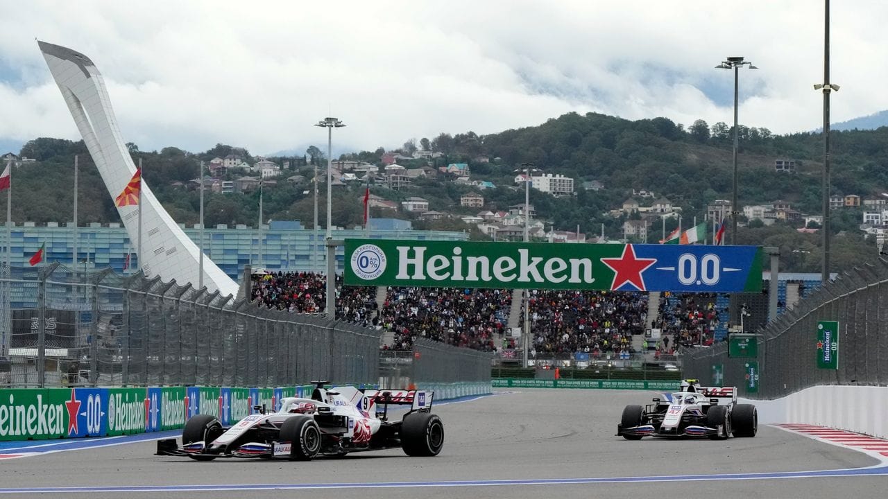 Mick Schumacher (r) musste seinen Haas-Rennwagen vorzeitig abstellen.