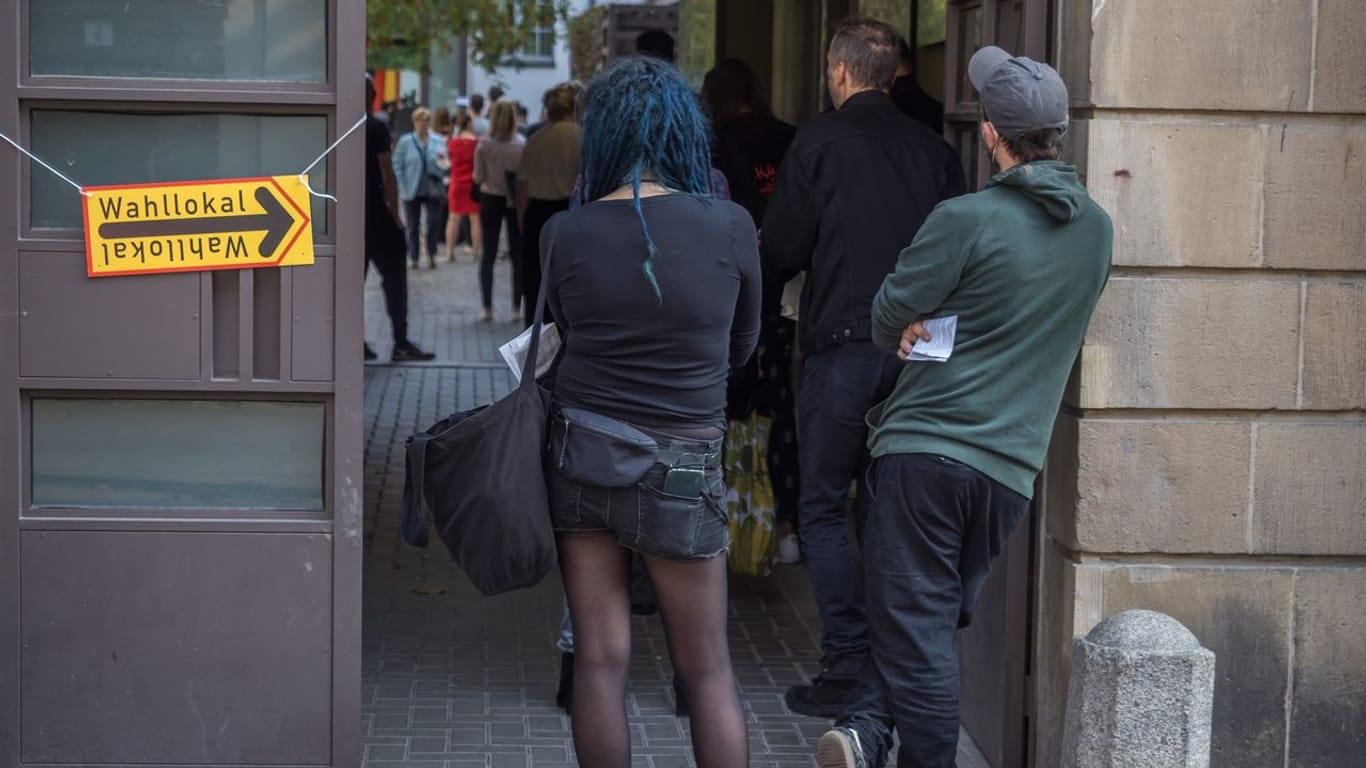 Eine Schlange vor einem Wahllokal in Prenzlauer Berg (Archivbild): Über die Einsprüche von Bürgern soll am Mittwoch entschieden werden.