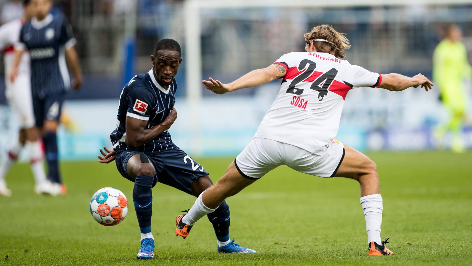 Stellvertretend für eine intensive Partie: Bochums Christopher Antwi-Adjei (l.) und der Stuttgarter Borna Sosa streiten um den Ball.