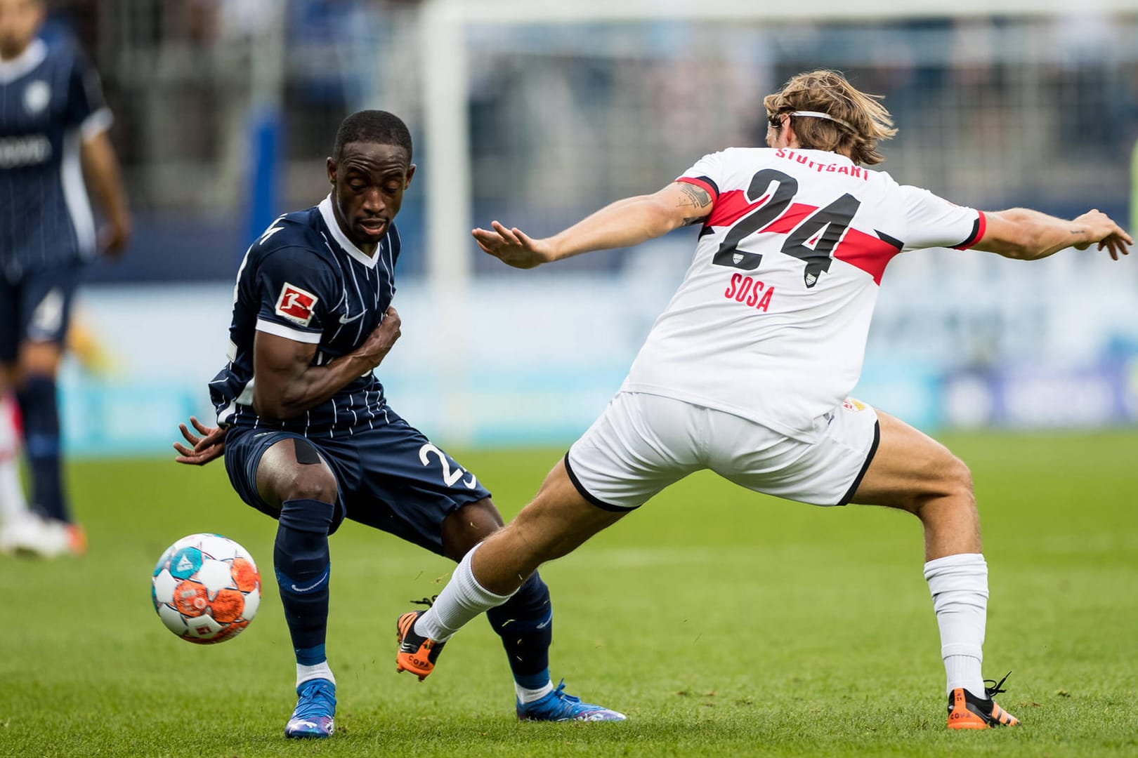 Stellvertretend für eine intensive Partie: Bochums Christopher Antwi-Adjei (l.) und der Stuttgarter Borna Sosa streiten um den Ball.