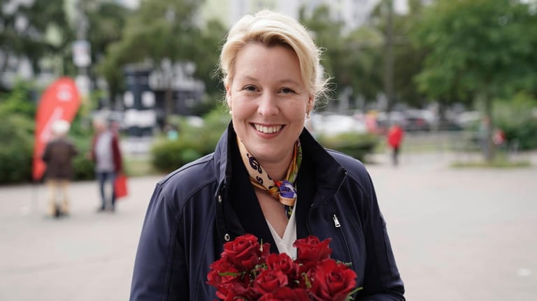 Franziska Giffey, Spitzenkandidaten der SPD Berlin für das Amt der Regierenden Bürgermeisterin: In einer ersten Prognose liegt ihre Partei vor der SPD.