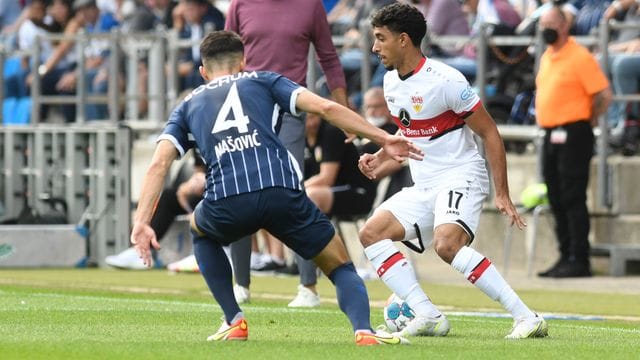Stuttgarts Omar Marmoush (r) versucht sich im 1:1-Duell an der Seitenlinie gegen Bochums Erhan Masovic durchzusetzen. Stuttgarts Omar Marmoush (r) versucht sich im 1:1-Duell an der Seitenlinie gegen Bochums Erhan Masovic durchzusetzen.