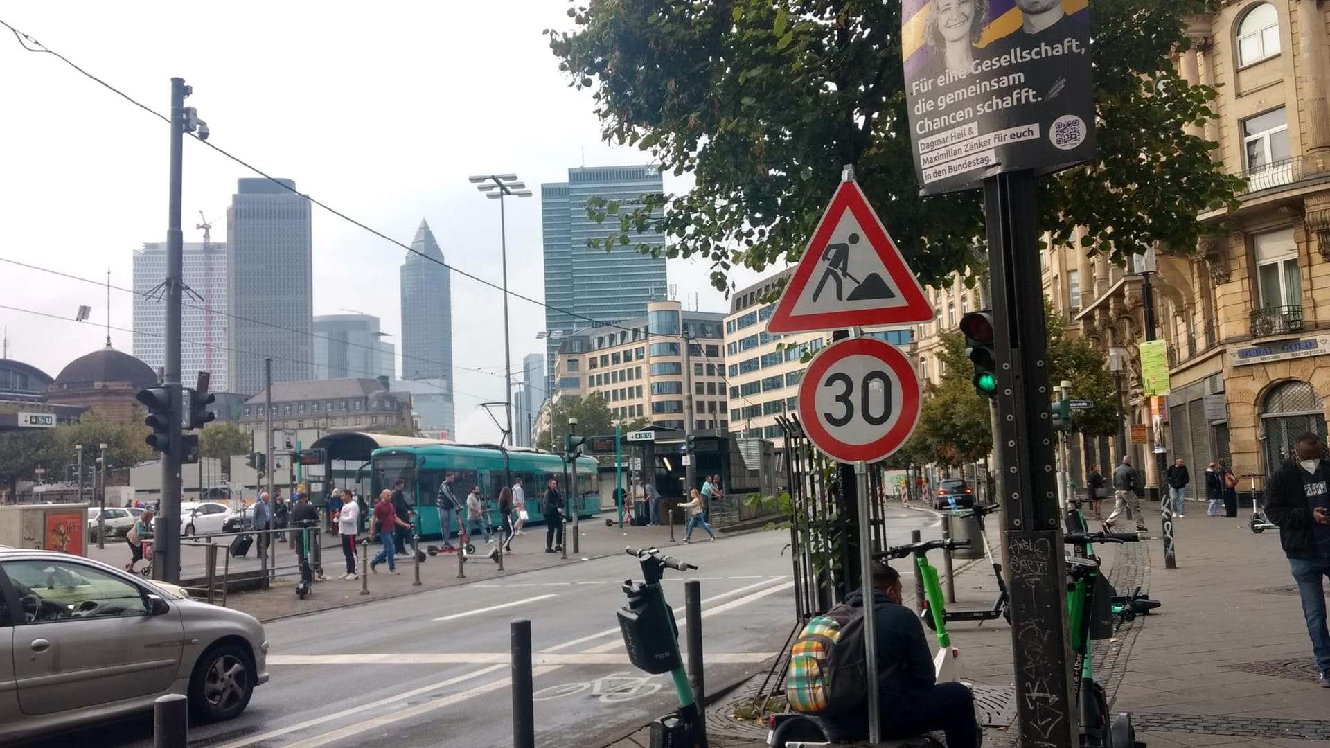 Eine Straßenszene in Frankfurt mit Wahlplakaten.