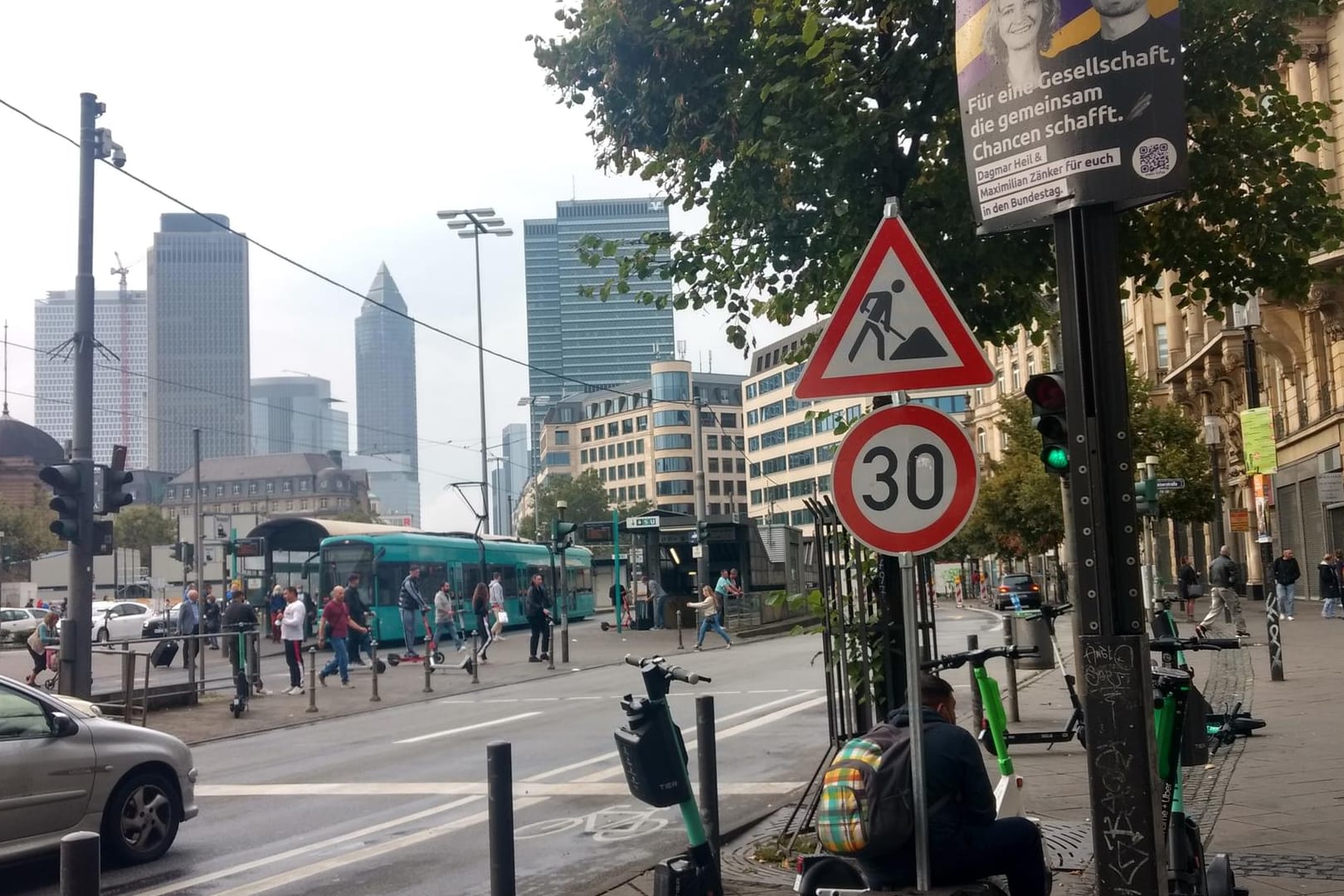 Eine Straßenszene in Frankfurt mit Wahlplakaten.