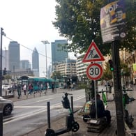 Eine Straßenszene in Frankfurt mit Wahlplakaten.