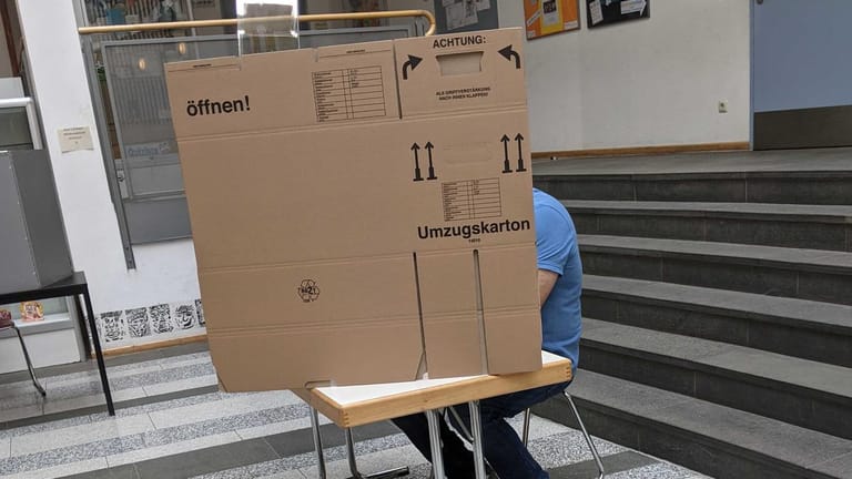 Improvisierte Wahlkabine in Berlin: Der Wahltag in der Hauptstadt verlief nicht ohne Probleme.