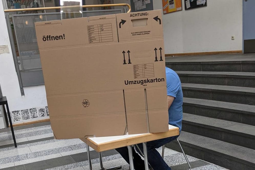 Improvisierte Wahlkabine in Berlin: Der Wahltag in der Hauptstadt verlief nicht ohne Probleme.