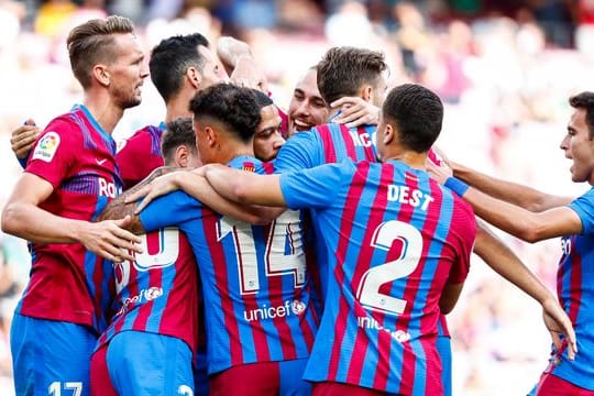 Barcelonas Memphis Depay (M) jubelt mit seinen Teamkollegen nach seinem Elfmetertreffer zur 1:0-Führung.
