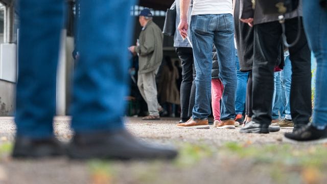 Wartende Menschen