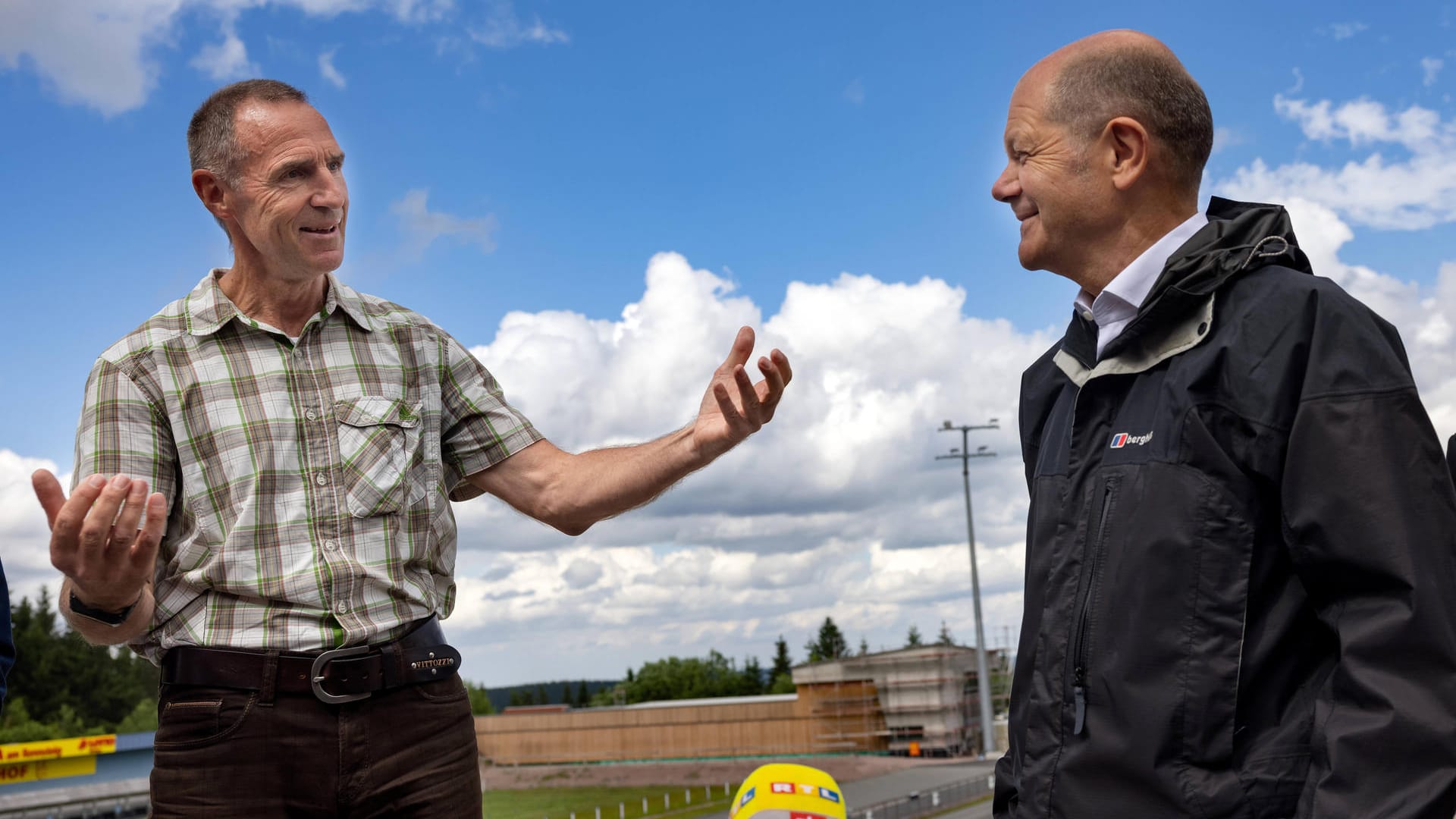 Frank Ullrich: Der frühere Weltklasse-Biathlet scherzt hier im Wahlkampf mit Olaf Scholz. Er ist der Gegenkandidat von Hans-Georg Maaßen.