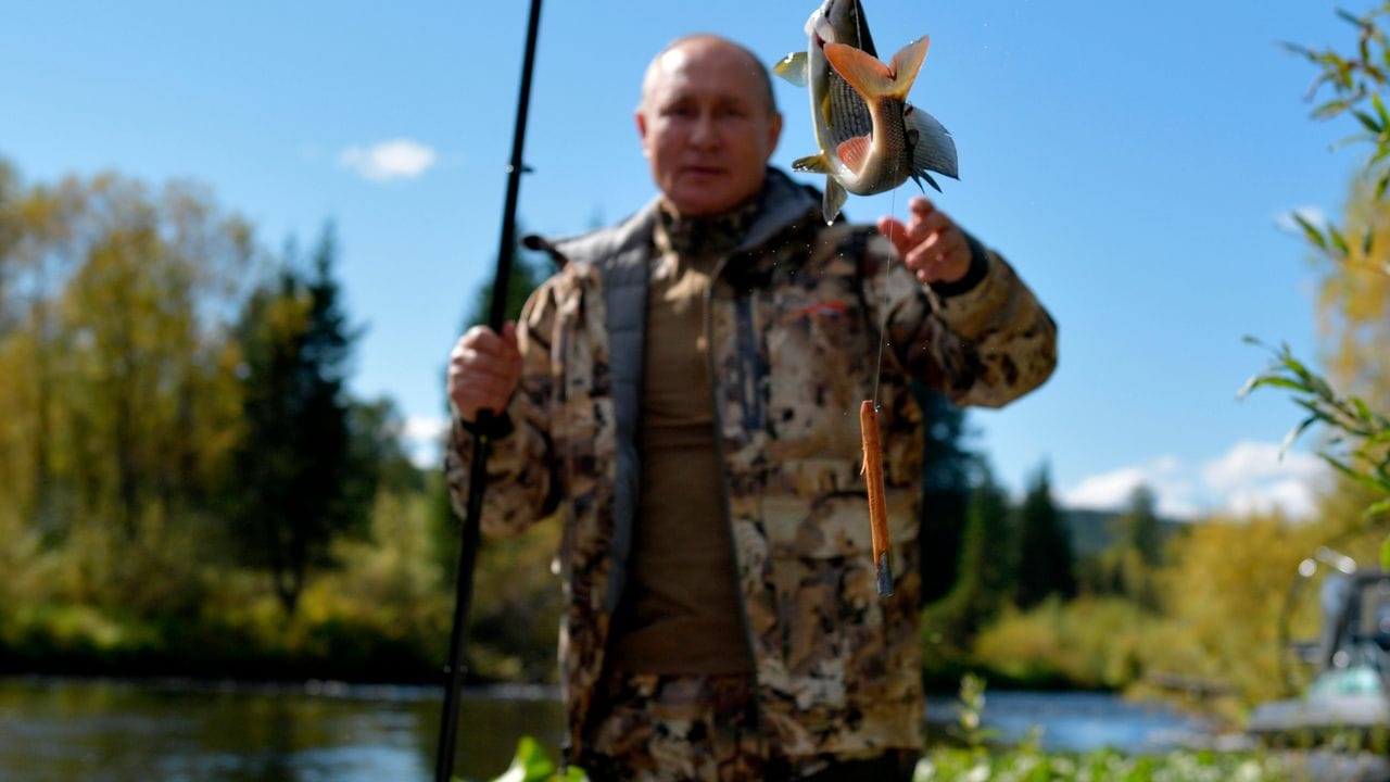 Auch in diesem Jahr wieder unter den Motiven aus Putins Sommerurlaub: Russlands Präsident mit Fisch an der Angel. Auch in diesem Jahr wieder unter den Motiven aus Putins Sommerurlaub: Russlands Präsident mit Fisch an der Angel.