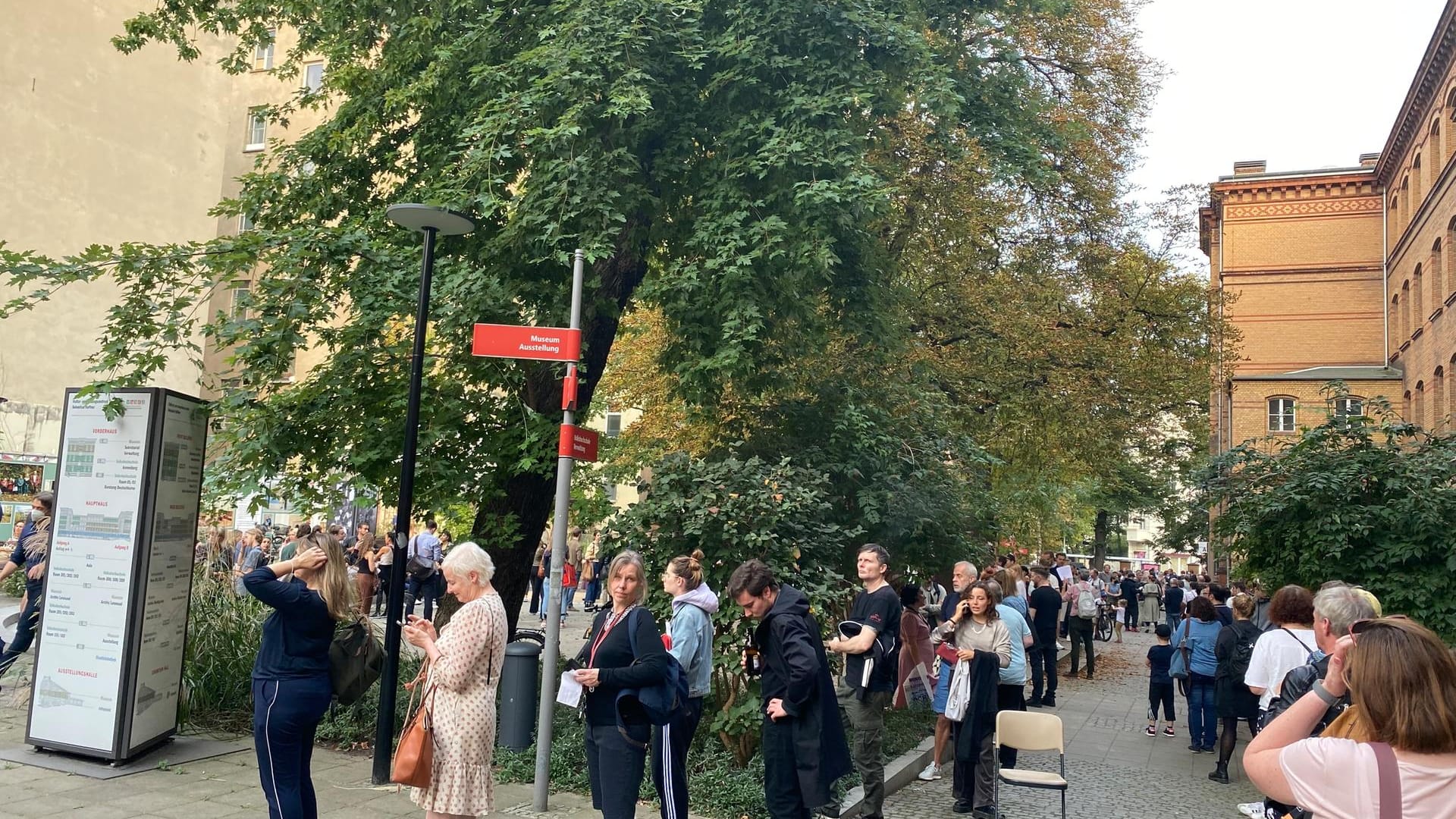 Lange Schlangen bei der Wahl in Berlin im Bezirk Prenzlauer Berg.