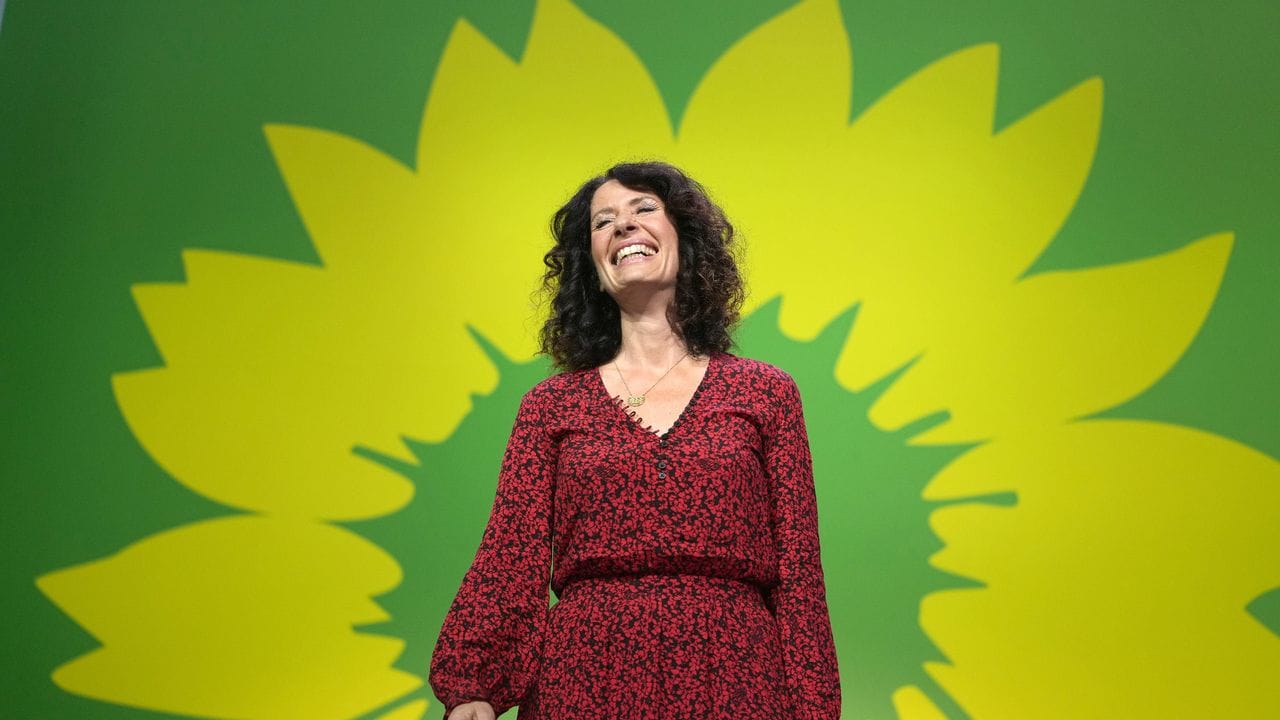 Spitzenkandidatin Bettina Jarasch wird bei der Wahlparty von Bündnis 90/Die Grünen gefeiert.