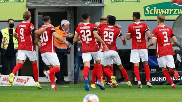 Der SC Freiburg verabschiedet sich mit einem : gegen den SC Augsburg aus dem vor 67 Jahren errichteten Dreisamstadion. Der SC Freiburg verabschiedet sich mit einem : gegen den SC Augsburg aus dem vor 67 Jahren errichteten Dreisamstadion.