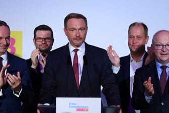 Christian Lindner: Der FDP-Chef zeigt sich am Wahlabend beim ersten Auftritt der Freien Demokraten ausschließlich mit männlichen Parteikollegen.