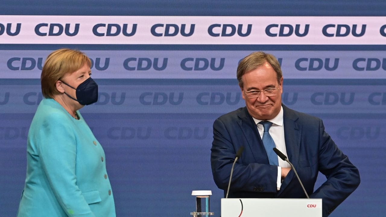 Armin Laschet dankt nach der Bekanntgabe der ersten Prognosen zum Ausgang der Bundestagswahl auf der Wahlparty der Union zunächst Angela Merkel.