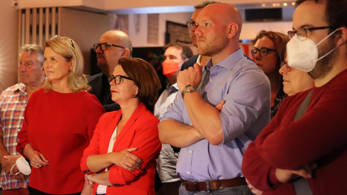 Die Wahlparty der SPD in Dortmund: Sabine Poschmann (links) und Jens Peick (rechts) warteten gespannt auf die ersten Ergebnisse.