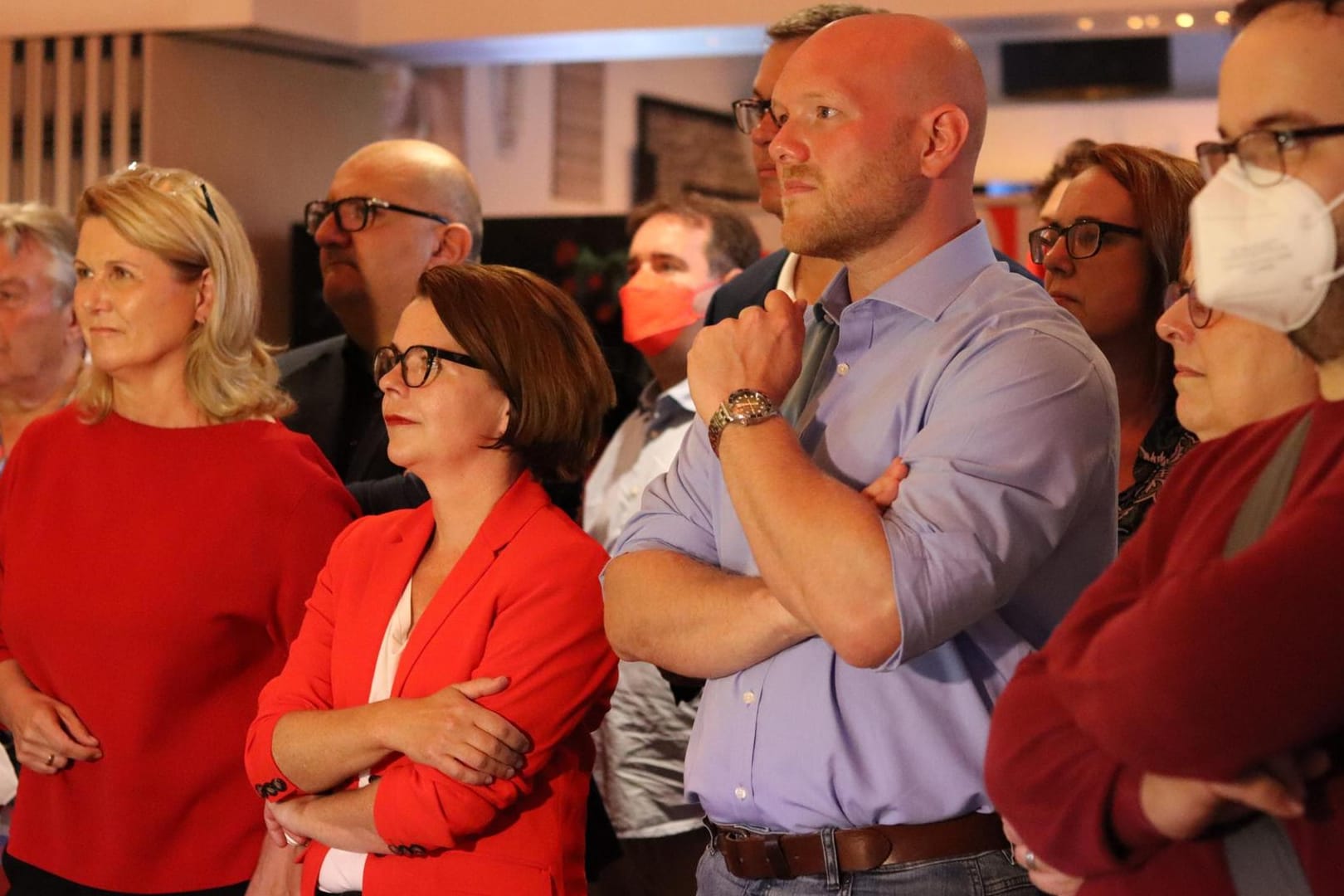 Die Wahlparty der SPD in Dortmund: Sabine Poschmann (links) und Jens Peick (rechts) warteten gespannt auf die ersten Ergebnisse.