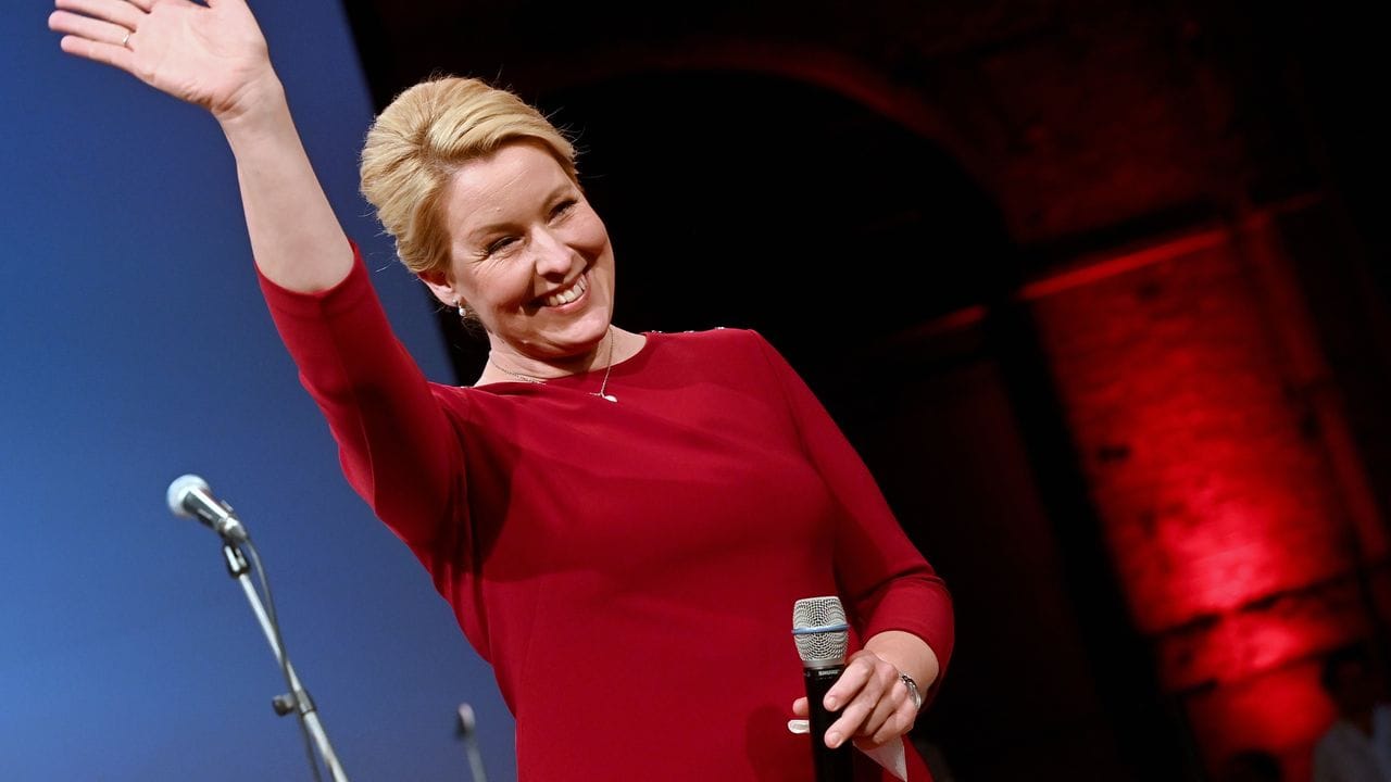 SPD-Spitzenkandidatin Franziska Giffey winkt bei der Wahlparty der Berliner SPD den Anhängerinnen und Anhängern zu.