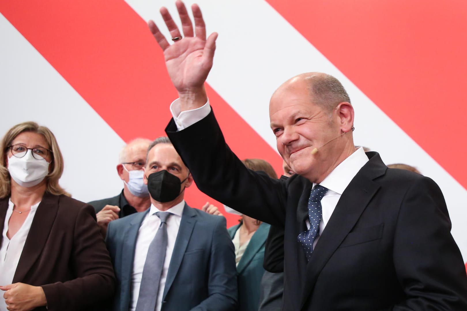 Olaf Scholz winkt seinen Anhängern: Reicht es zur Kanzlerschaft?