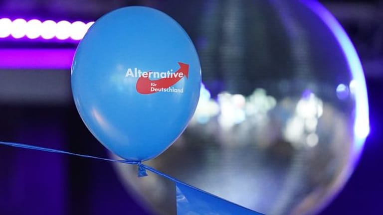Ein Luftballon hängt bei der Wahlparty der AfD an einem Band