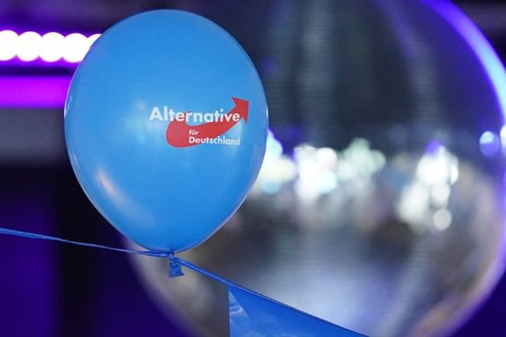 Ein Luftballon hängt bei der Wahlparty der AfD an einem Band