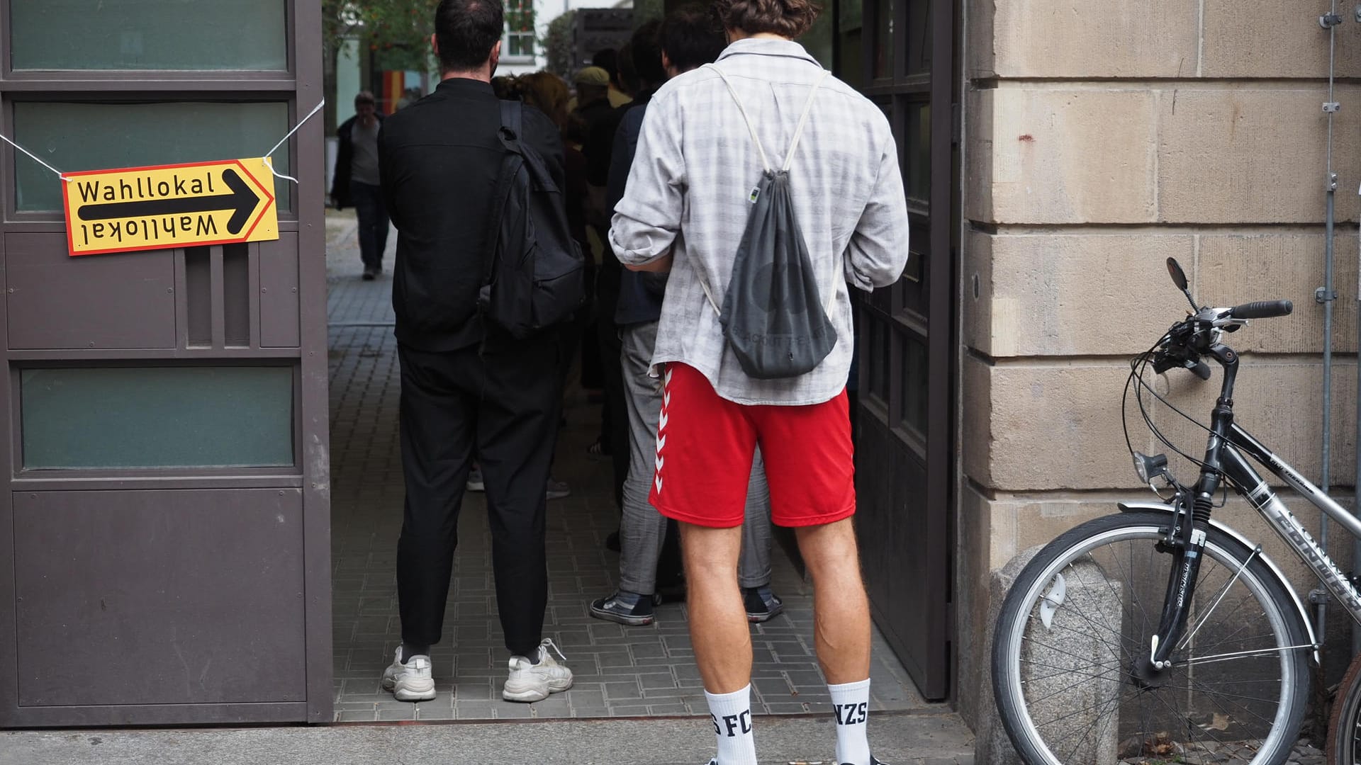 Wahllokal im Prenzlauer Berg: Hier warteten Wähler nach 18 Uhr darauf, ihre Stimme abzugeben.