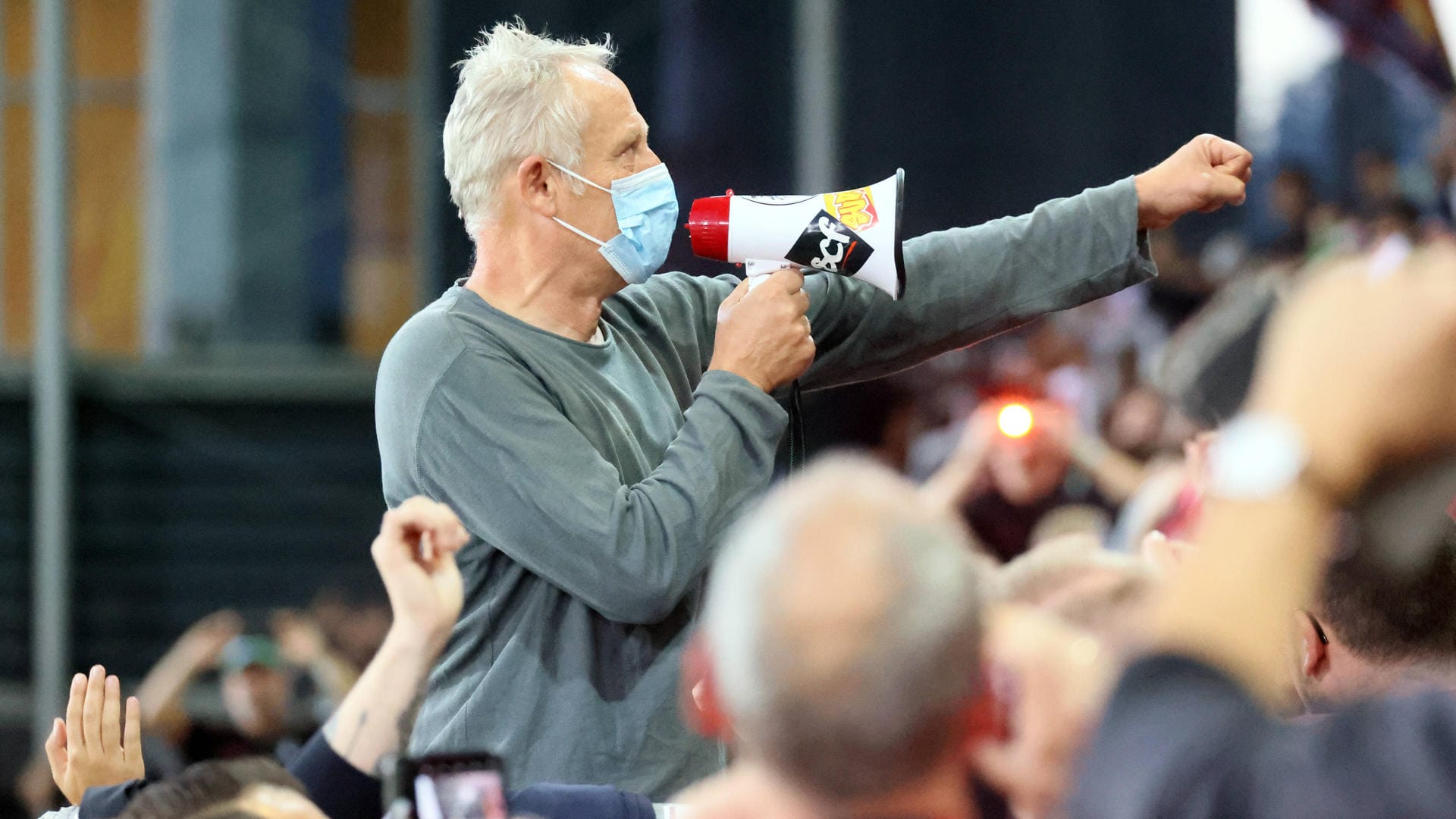 Christian Streich: Freiburgs Trainer stimmte nach dem 3:0 gegen Augsburg mit den Fans Gesänge an.