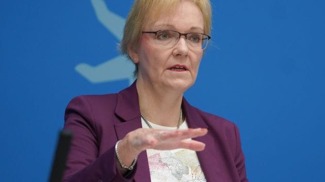 Petra Michaelis gestikuliert